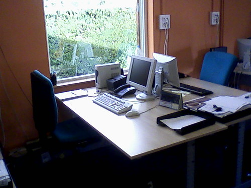 biurko z ergonomicznym krzesłem i monitorem